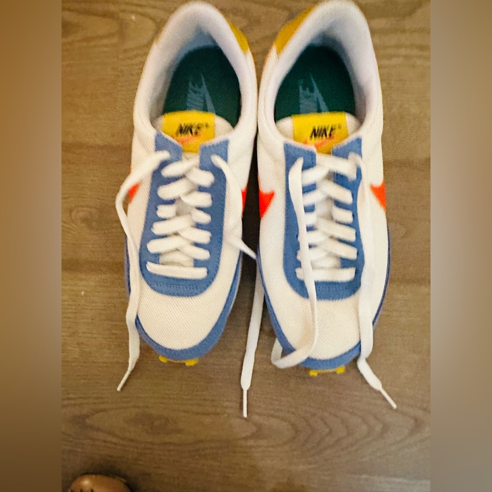 Nike sneakers. New. Never worn outside. Authentic. size 6. True to size.